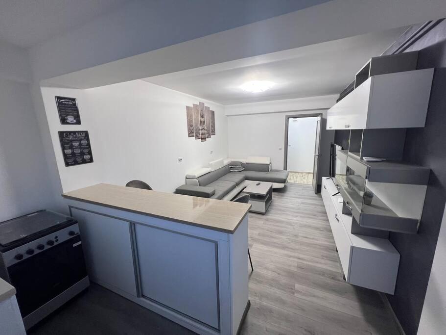 Lovely Flat With Bathtub 5 Mins From Center Craiova Exterior photo