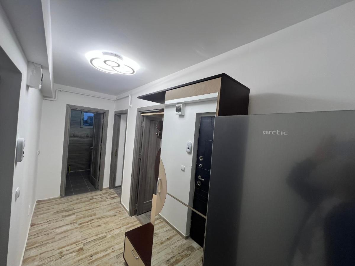 Lovely Flat With Bathtub 5 Mins From Center Craiova Exterior photo