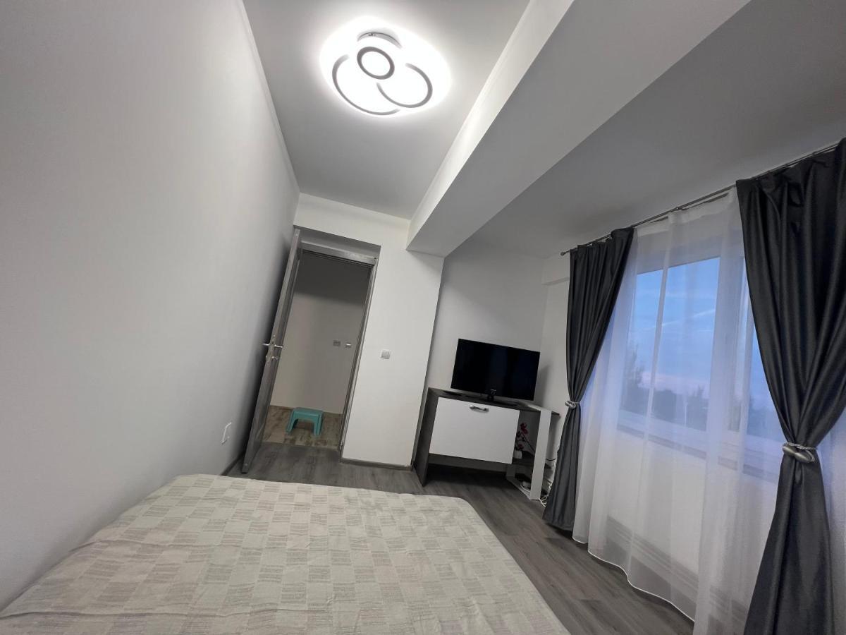 Lovely Flat With Bathtub 5 Mins From Center Craiova Exterior photo